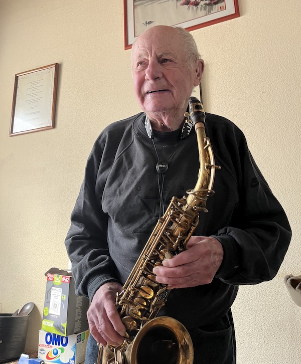 M. Charles et son saxophone