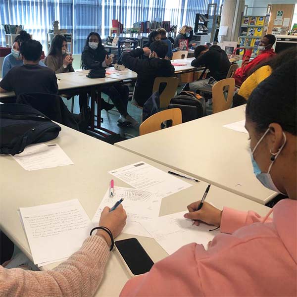 élèves en classe d'écriture de série télé